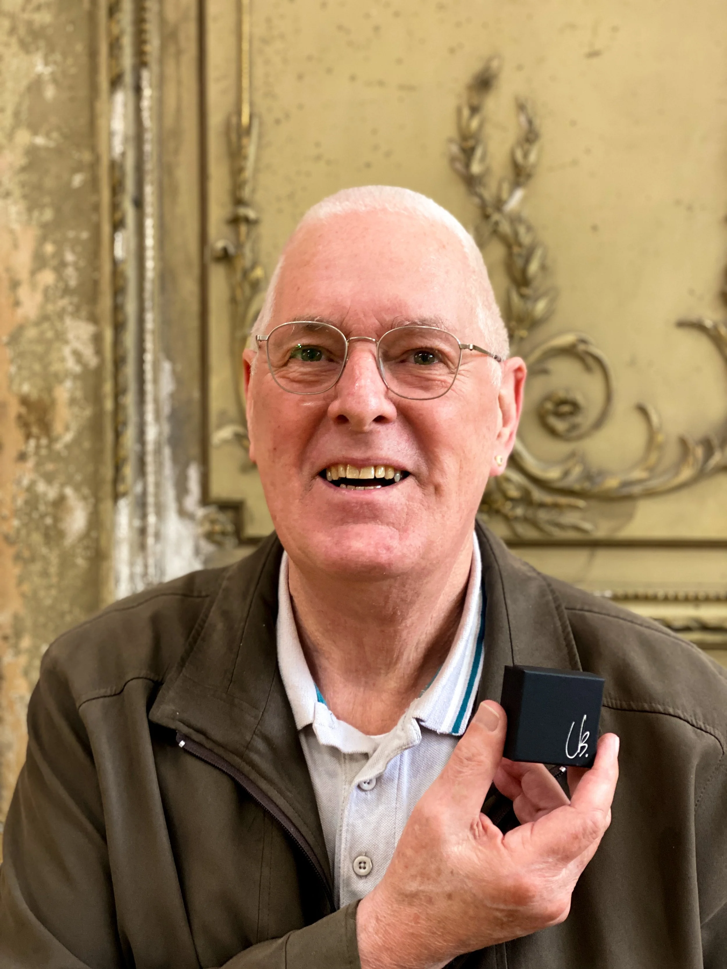 Onze blije buurman Andre met nieuwe oorbel van een gouden ring die hij niet meer droeg. Er mocht zelfs een diamantje in. Staat echt goed Andre! 