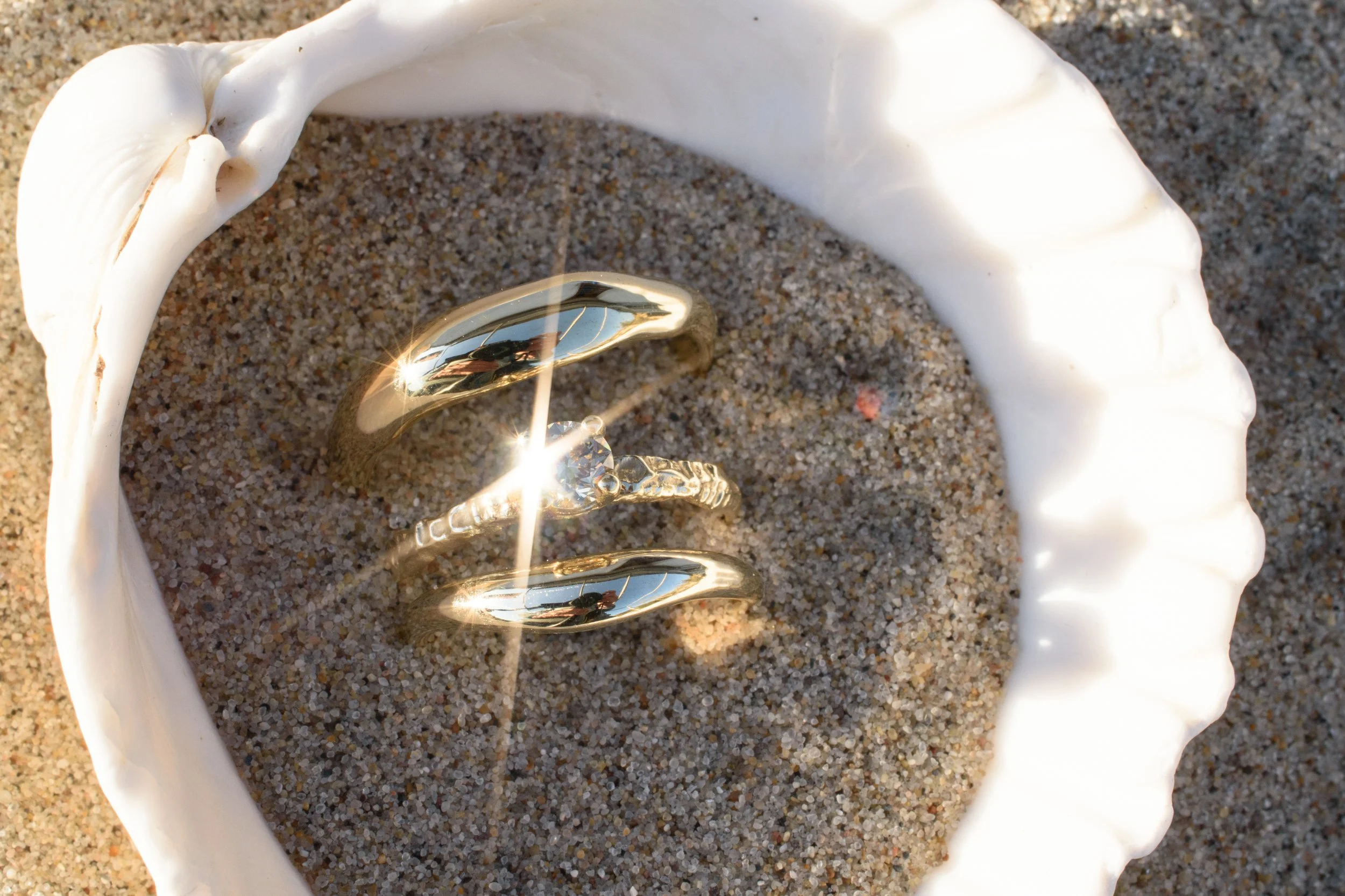 BEACH-wedding-Rings-gold-LiesbethBusman-DSC_7751.jpg