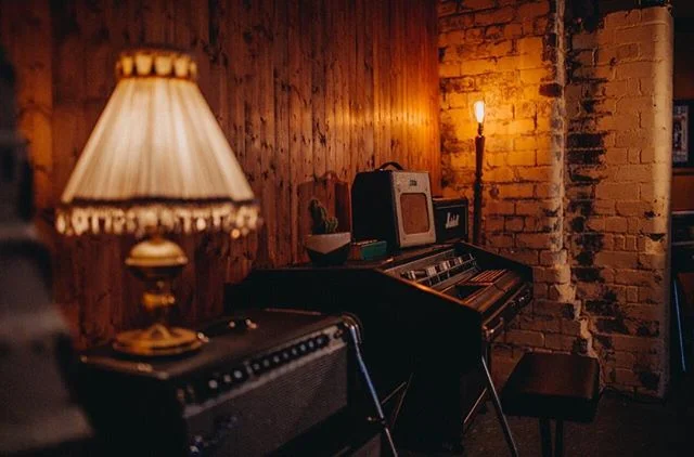 ⚡️💡Lit💡⚡️
Amps, lamps and a pretty rare Crumar Panorgan. It’s kinda like an accordion-organ with a sweet drum machine built in... but, it’s currently awaiting a new power supply. Looks damn cool though... 📷; @maytreephoto