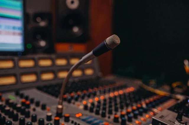 ⚡️Yakedy Yak.. Do Talkback⚡️
One of THE most important elements in producing records... communication. 📷: @maytreephoto