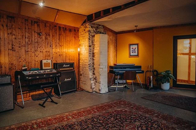⚡️Angles⚡️
So many mad angles in the live room, especially towards CP70 corner...They keep the live room sounding nice & open...great for drums! 🤷🏻♂️ 📸: @maytreephoto