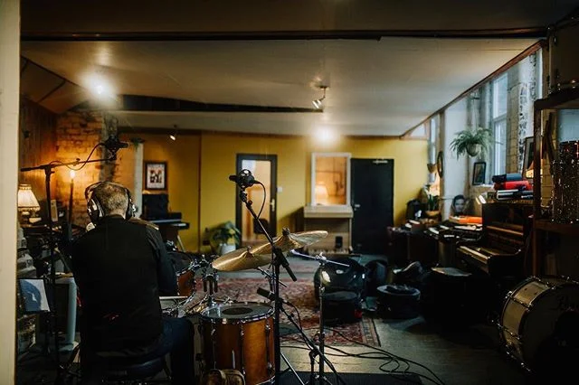 ⚡️Drum Vibes⚡️
Nice pic taken through the glass of @whiteydrums behind his kit. 📷: @maytreephoto