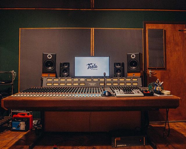 ⚡️🎚🎚🎚🎚🎚⚡️
Another busy week ahead behind this old beast. 📷: @maytreephoto