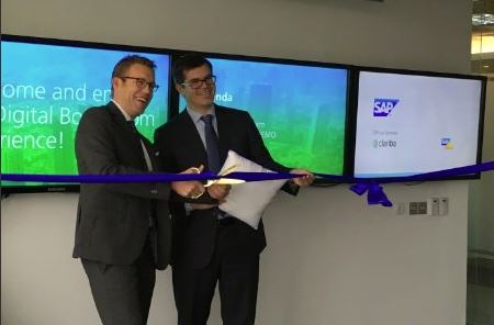 Marc Haberland (Clariba) y Hannes Liebe (SAP) inauguratndo la SAP Digital Boardroom en la sede de SAP MENA en Dubai.