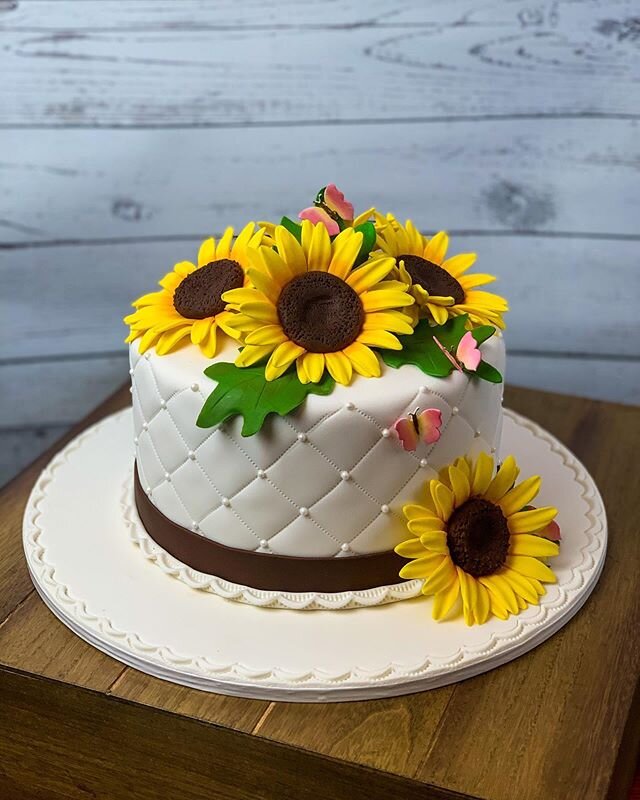 Don&rsquo;t you just love happy cakes and sunflowers 🌻 @cakesmercedes .
.
.
.
#customcakes #sunflowers #caketutorial #cakedecorating #cakedesign #cakedecor #cakestyle #sugarart #orlando #fondant #cakecommunity #fondantcake #fondantcakes #cakestagram