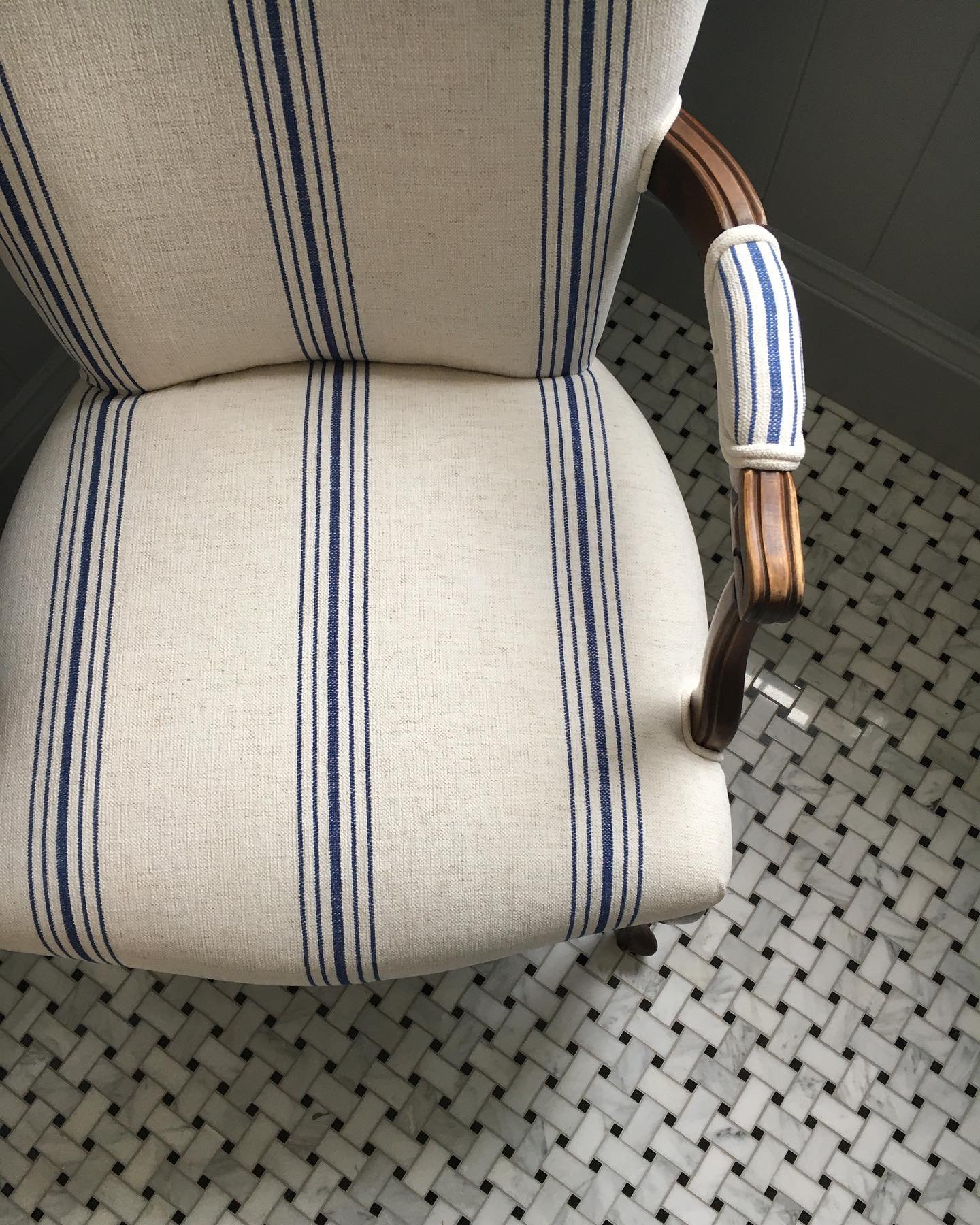 Love this fresh new look we gave to Great Granny&rsquo;s old chairs. / #cridcopperbarnpei #bathroomdesign #homedesign #interiordesigner #bathroominspo #homedecor #beforeandafter #stripes #furnituremakeover #upcycledfurniture #countryliving #vintagest