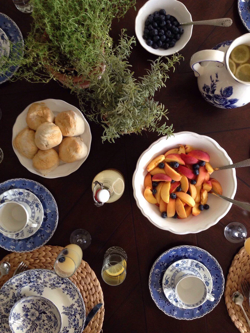 🍑 Sunday Brunch // Blueberries + peaches + blue and white + wicker + bubbles. Brunch is one of my favourite meals to enjoy at a restaurant, especially when travelling. It always feels so celebratory, maybe because its almost always enjoyed on a week