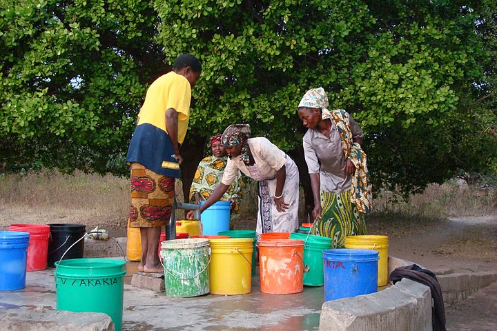 2004 Women fetching water at the well
