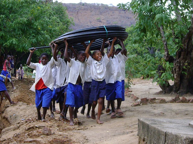 2009 Primary school children carrying the pipe for the school tapstand