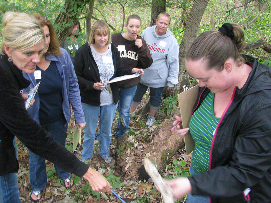 REAP CEP awards grants to further conservation education in Iowa. Here, educators learn how to help students learn about the environment.