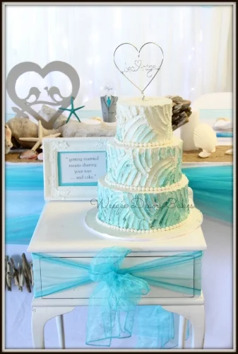 Turquoise is a beautiful color, let it stand out as one of your wedding colors!