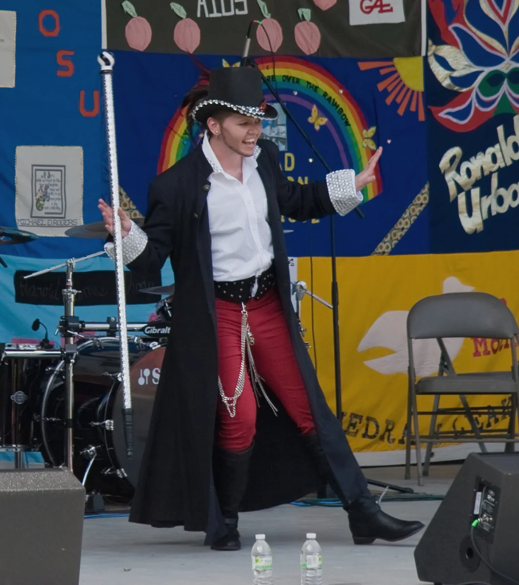 IMG_1971 Top Hat Singer 300 dpi v1 crop 1 (1).jpg
