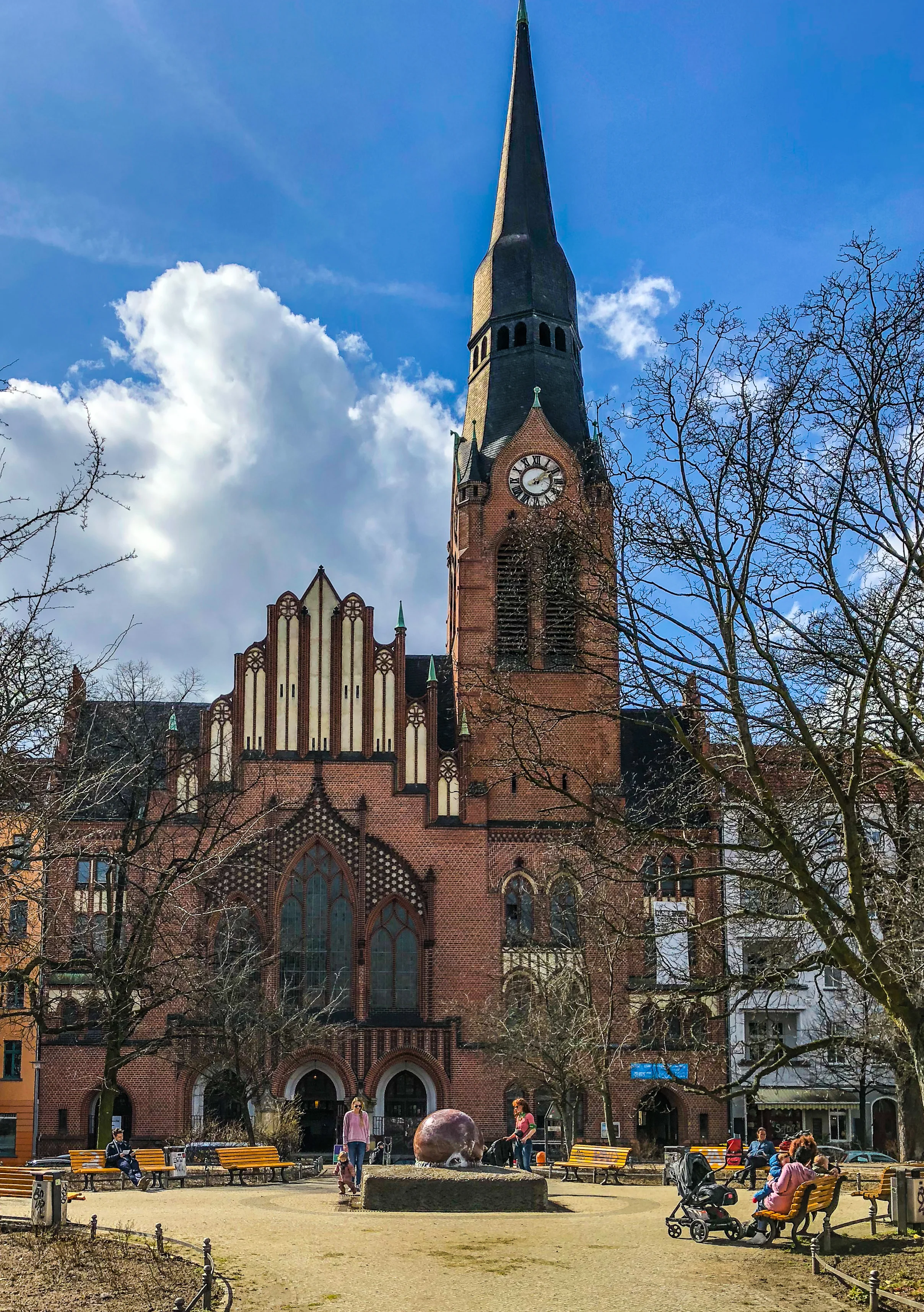 Building on Peterburger Platz.
