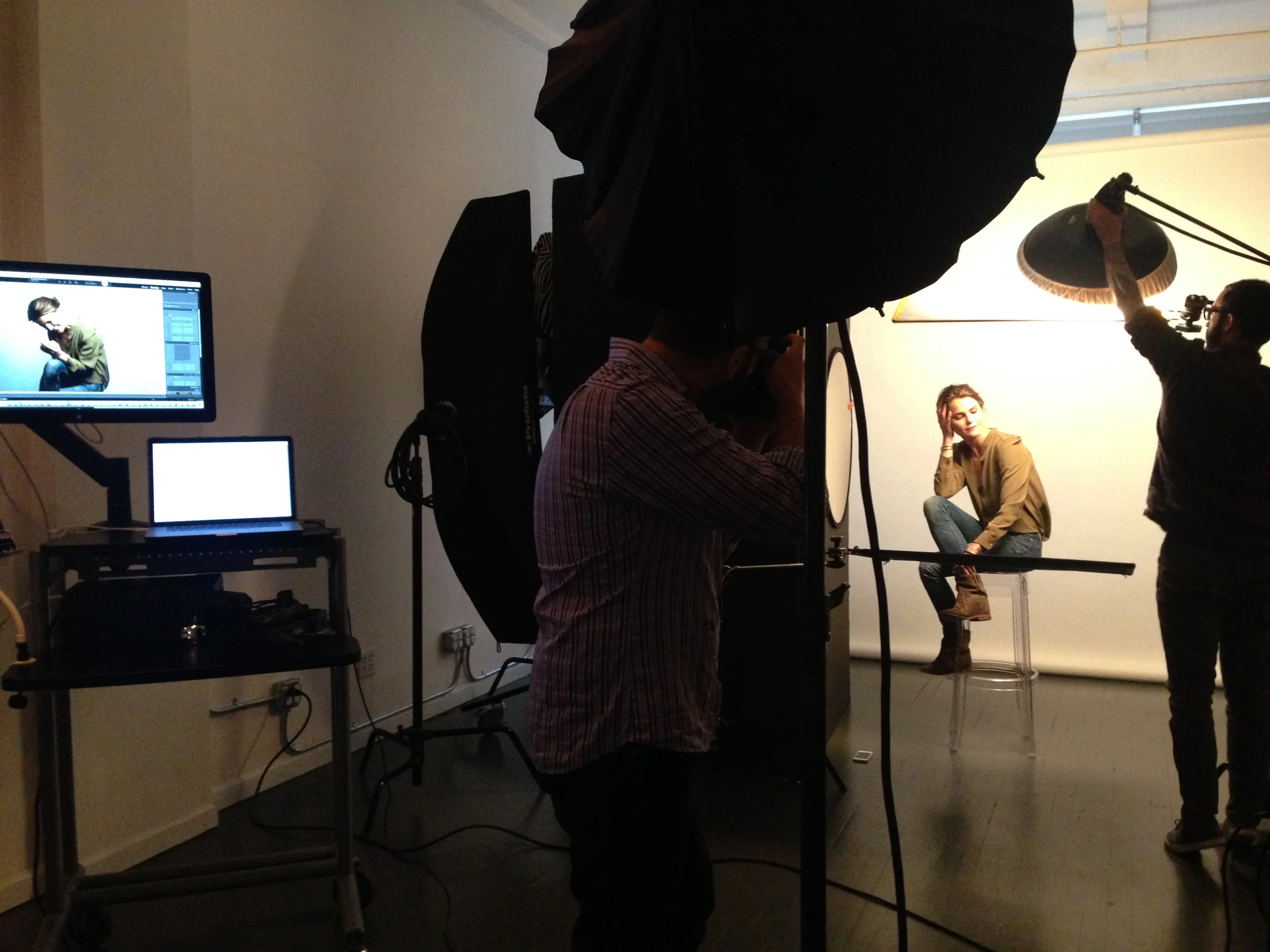 Mark Mann shooting Keri Russell (The Americans)