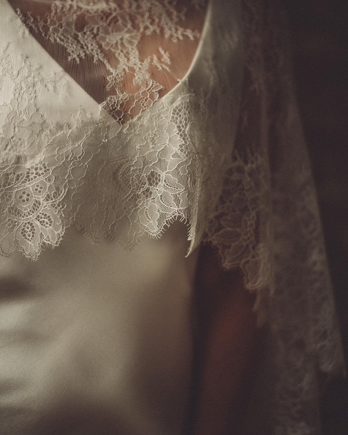 ✨lace ✨ Stunning Chantilly lace cape over silk satin crepe , what a combination 🥰. Image by @moathillphotography  #bridallace #chantillylace #irishbusiness