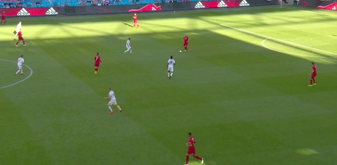 PHIvTOR 8/21/16: Union press possession high and remain connected through midfield - spaces are reduced.