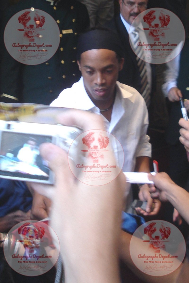 Ronaldinho signing 4.jpg
