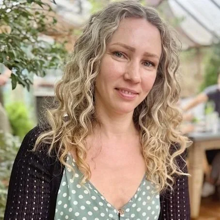  Alda is a counsellor and talking therapist based in Chiswick and Ealing, also offering walk and talk therapy in Kew Gardens 