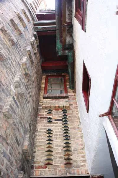 Exterior wedge of courtyard at Carl Street Studios (Leslie Schwartz).jpg