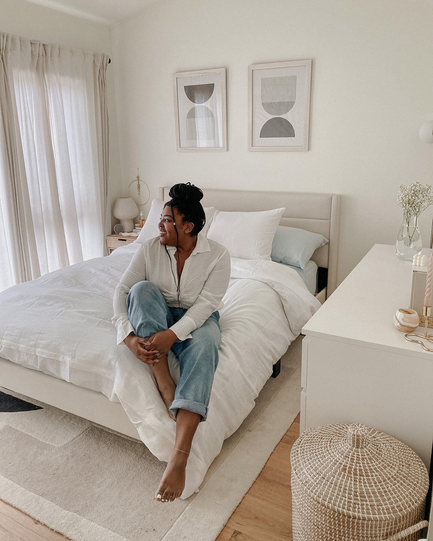 Welcoming springtime into every corner of my bedroom 💐☁️🌞 #ad⁠
⁠
@bananarepublic just launched a beautiful line of home decor this season, have you seen it?! I&rsquo;ve been scrolling nonstop through their collection of stylish pieces and high-qual