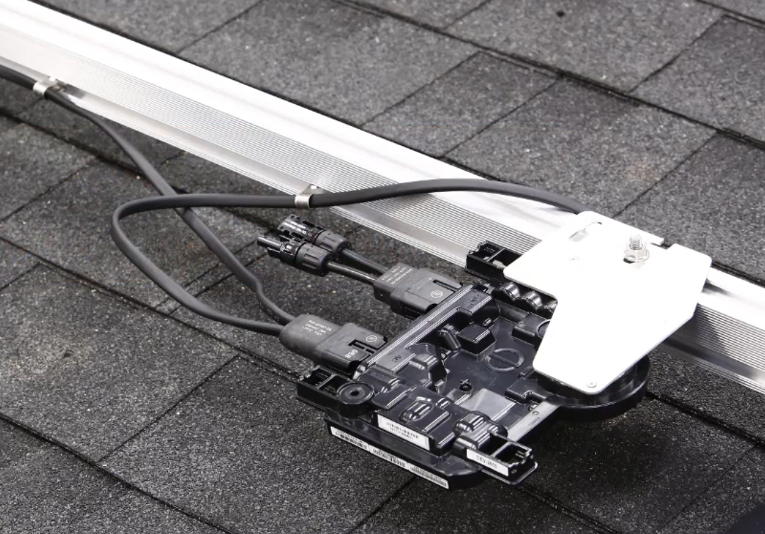 Enphase Micro变频器安装在屋顶。jpg