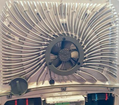 新一代弗罗尼乌斯西莫混合太阳能逆变器与前盖拆除，揭示先进的螺旋散热器设计。beplay全站App