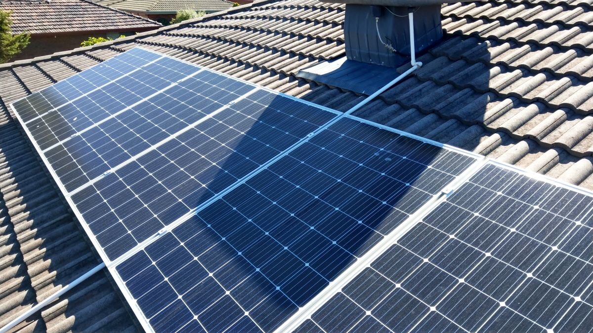 屋顶空调的太阳能电池板上的阴影的例子。如果没有面板优化器，部分遮光的太阳能电池板将大大降低整个系统的性能。