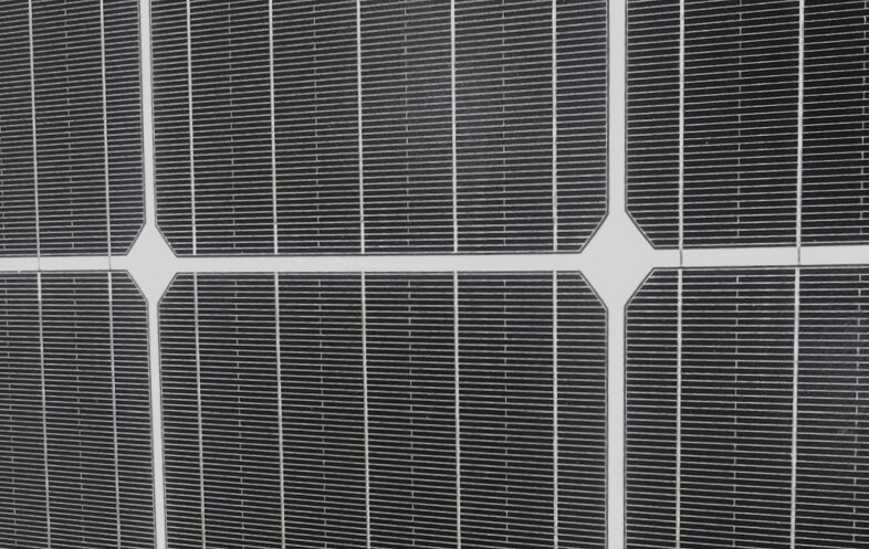 近距离的常见硅晶体太阳能电池，大部分由高纯度的硅砂。