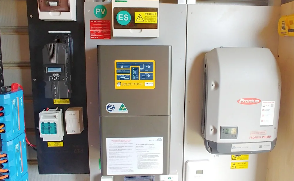 Un potente híbrido multimodo de Selectronic & inversor aislado AC acoplado con un inversor solar Fronius.