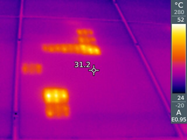 由于严重的微裂纹而出现热点的太阳能电池板热像图