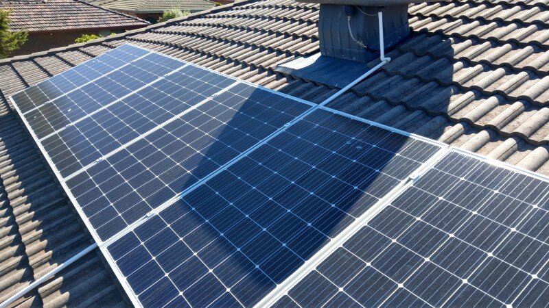 beplay全站App太阳能阵列的屋顶空调的安装造成了严重的遮阳问题。