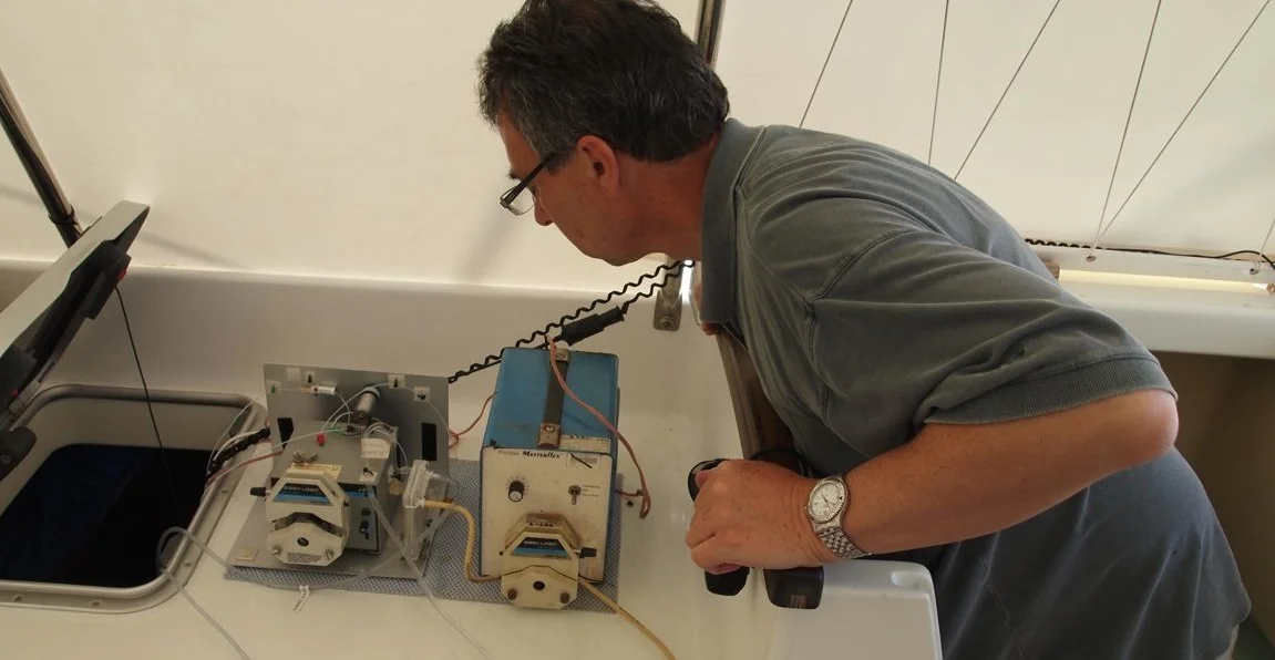 Prof. Ian McKelvie from Monash Uni working on the water quality equipment. Two Bays 2009
