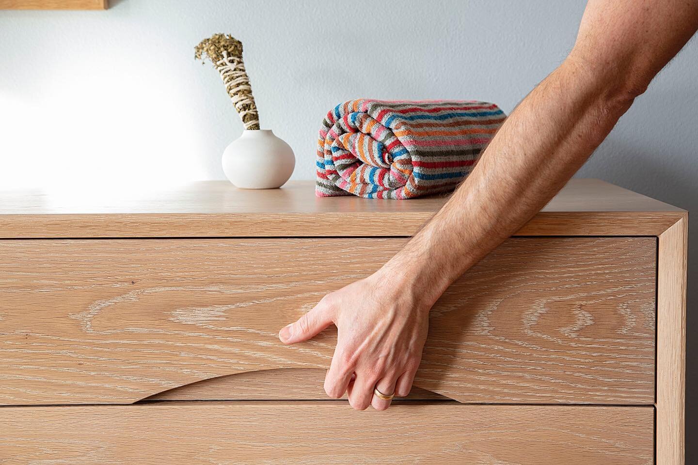 Details make all the difference! The new Lark Dresser has recessed crescent moon drawer pulls, mitered waterfall case construction, dovetail drawers, and double splined and mitered legs 💅

#startsmallstaysmall  #itsybitsybusiness #dovetails #pdxmade