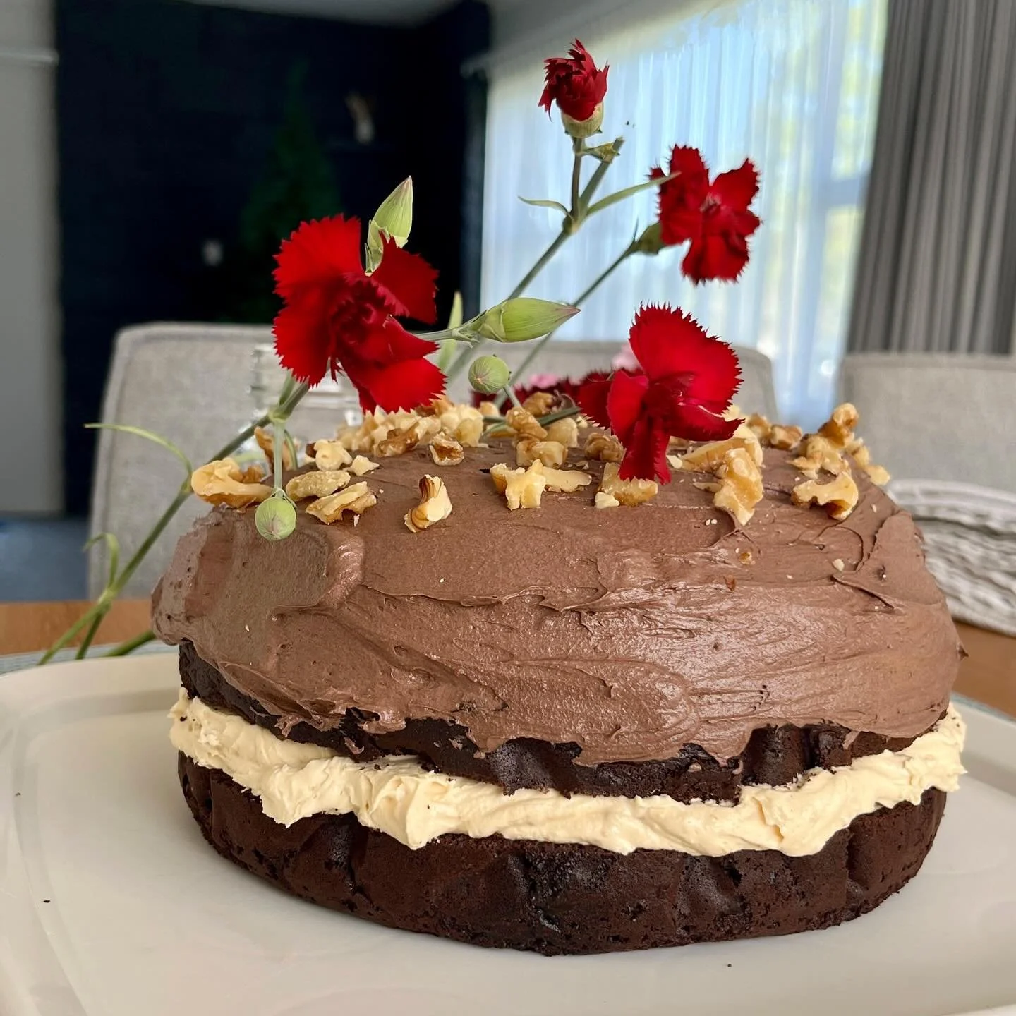 Think:peanut slab cake!🥜🍫🍰 Choccy cake with crunchy peanut-butter buttercream, topped with walnuts (as I didn&rsquo;t have any peanuts) and thought it reminded me of Afghan biscuits, which now I come to think of it gets me inspired for another cak