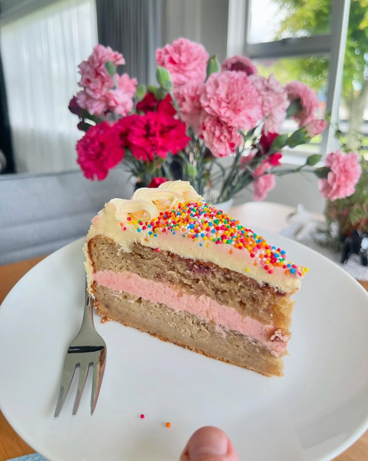 Banana cake with raspberry buttercream filling, topped with a lemon buttercream icing and 100&rsquo;s &amp; 1000&rsquo;s. 🍌 🍋 🍰 Yum!!