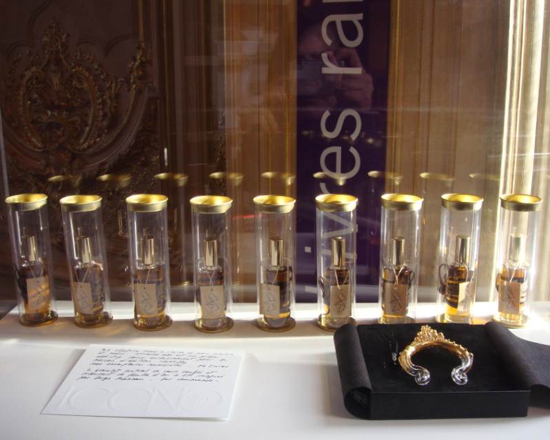 The exhibition of 8 ATTACHE-MOI and the flask bracelet