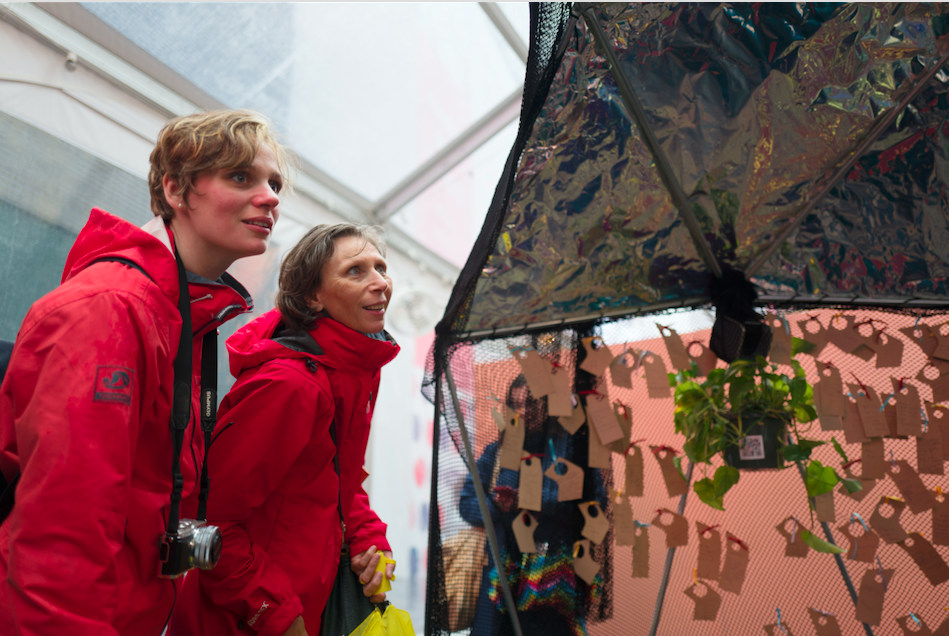 attachemoi_timessquare 9 (c) Pascal Perich.png