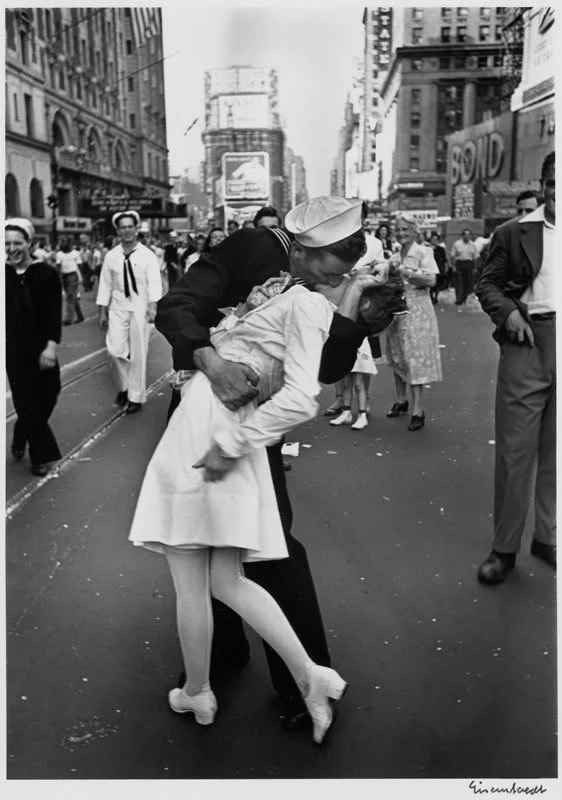 © V-J Day In Times Square, Alfred Eisenstaedt, 1945