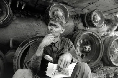 David Burnett, “Lang Vei, Vietnam,” March 1971. Gelatin silver print. Contact Press Images; courtesy of the Museum of Fine Arts, Houston
