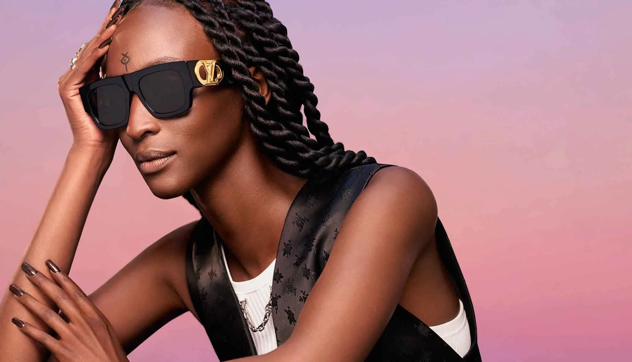 6267f17b0d2324f2caef25e9_Louis Vuitton reveals its Spring-Summer 2022- HEAD.jpg