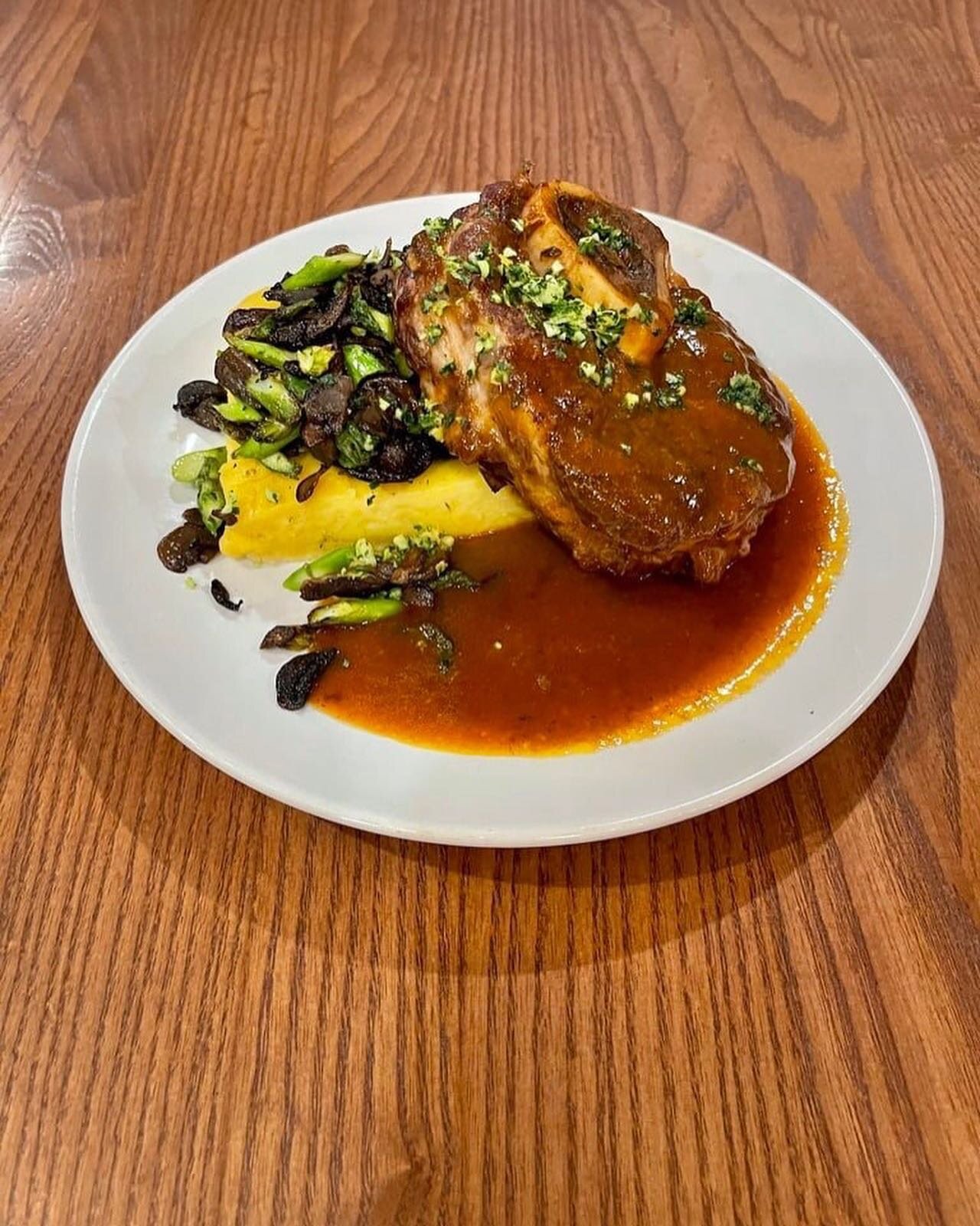 Our featured dish tonight is one of our all-time favorites!

𝐈𝐭𝐚𝐥𝐢𝐚𝐧 𝐎𝐬𝐬𝐨 𝐁𝐮𝐜𝐨 
Cross-cut veal shank, slow-roasted in a Chianti jus with saut&eacute;ed asparagus, mushrooms-served over polenta. It is fall-off-the-bone tender.

𝐑𝐞𝐬𝐞