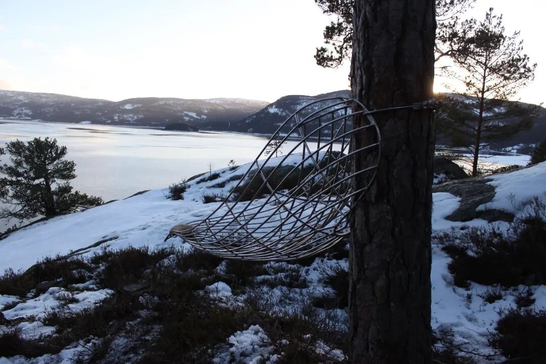 swipe to see more pictures 😊. The willow leaf is now in place in Hamaren Activity Park, with a view of beautiful Fyresdal ☺️.
The sculpture is a self-supporting structure that attaches to the tree without damaging it. and can withstand a weight of 1