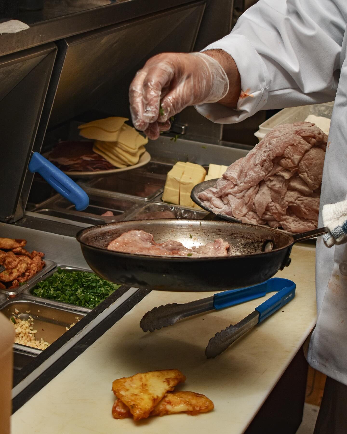 Can you tell what delicious dish we&rsquo;re cooking up? 👨&zwj;🍳🍽️

#kitchen #cooking&nbsp;#Italianfood&nbsp;#chef #bts #localrestaurant