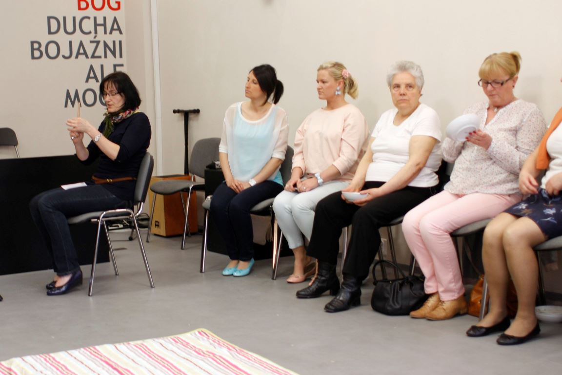 pani lilla pokazała nam jak poprawnie siedzieć, żeby nasze plecy były odciążone, jakie ćwiczenia wykonywać, żeby odciążyć, rozluźnić i wzmocnić kręgosłup, wspomniała o zagrożeniach i o tym jak ważna w tym temacie jest profilaktyka