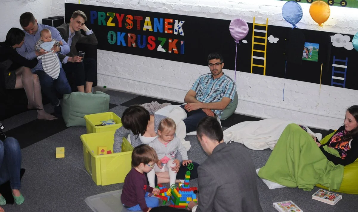 w przerwie między nauczaniami część z nas korzystała ze spaceru, a inni postanowili posiedzieć na przystanku okruszki. dzieci były bardzo gościnne 