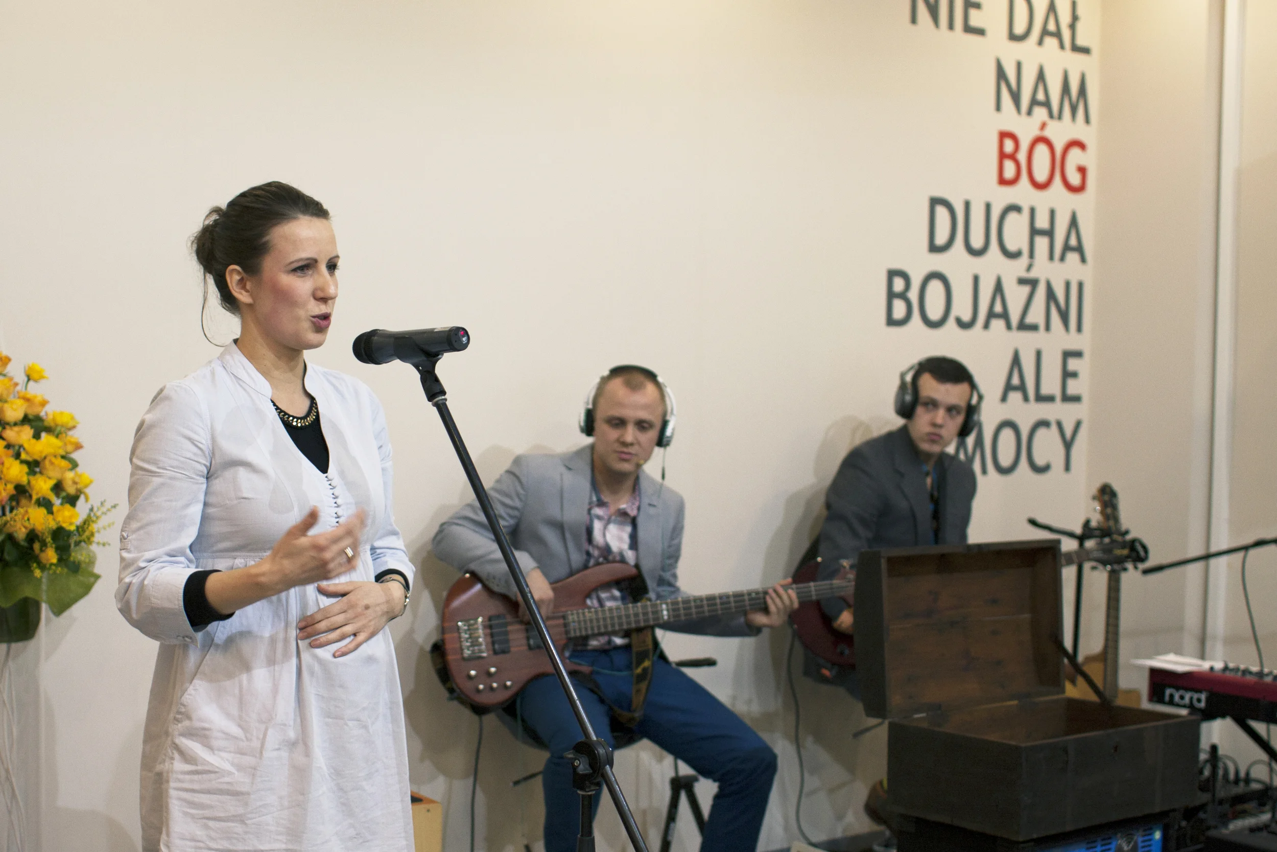 mówiliśmy o naszym życiu, w którym doświadczamy Bożej mocy. ona jest realna i dostępna dla każdego kto wierzy. paula opowiadała o tym jak Bóg uratował jej dziecko, które się jeszcze nie narodziło. agnieszka opowiadała o tym jak uwielbienie na facebooku trwa! Bóg uzdrowił ją w tym tygodniu z migreny, oraz znalazł rozwiązanie, aby agata i maciek do nas przyjechali, mimo przeciwności.