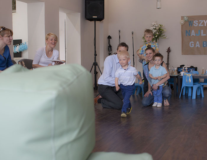 ale to nie koniec - tutaj każdy musiał rozbić wieżę z puf własnym ciałem...