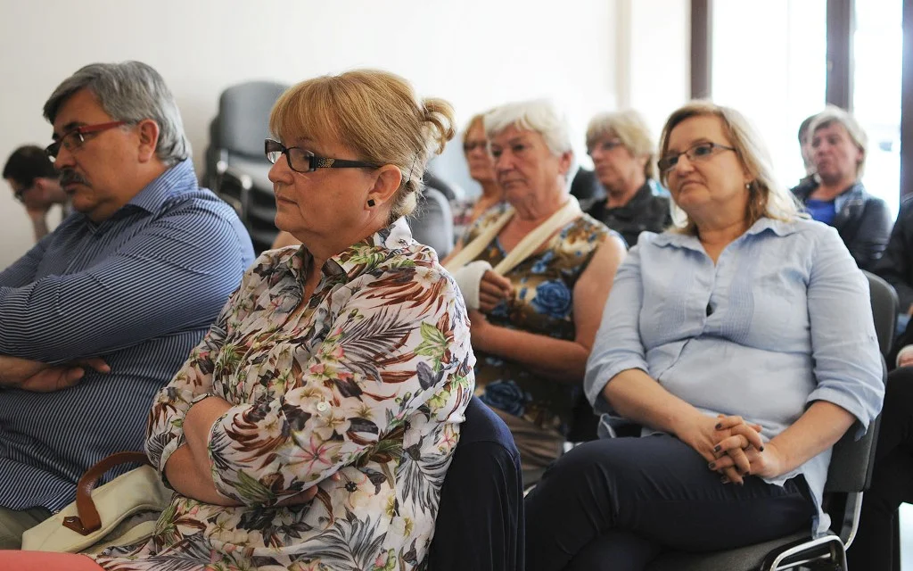 w oczekiwaniu na rozpoczęcie uwielbienia