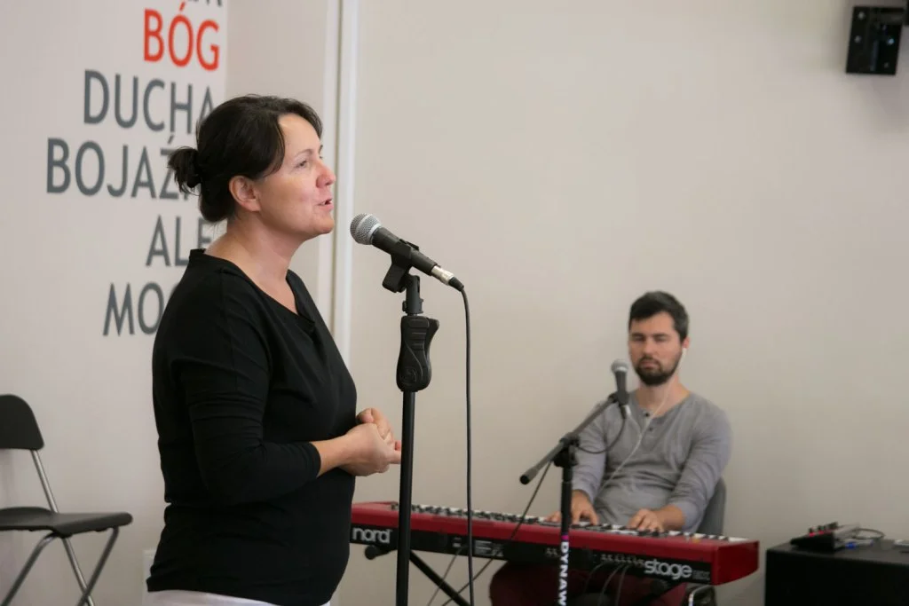 elunia opowiadała o uwielbieniu Pana podczas rozpoczęcia soboty w piątek.