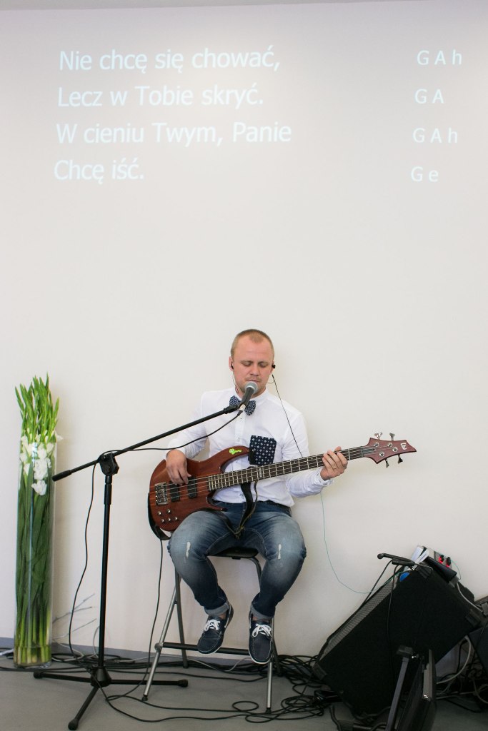 było też słowo. radek otwierał Biblię, jej nowy testament, i opowiadał o kamieniach, które krzyczeć będą. nabożeństwo w takiej wspólnocie i obecności Boga to dla każdego z nas coś za czym tęskniliśmy najbardziej przez ten okres wakacyjny - ja nie wiem czy za rok nie trzeba będzie z tych wakacji zrezygnować